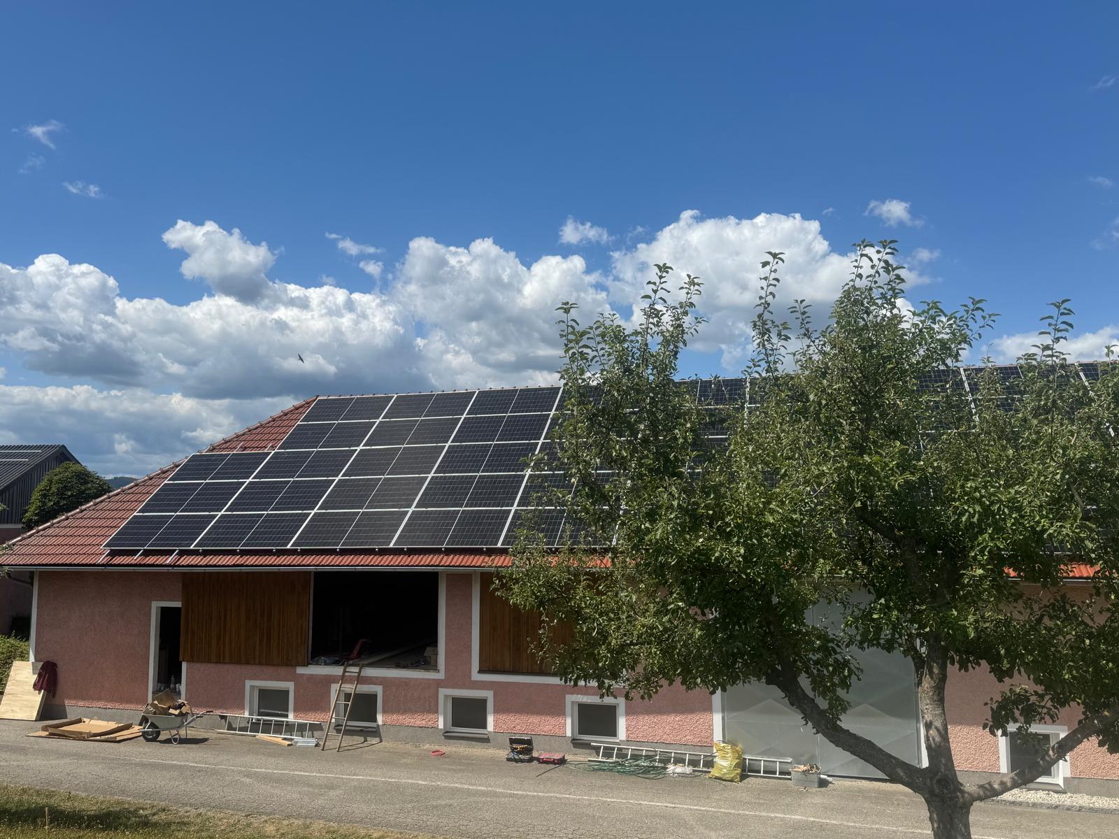 Wirtschaftsgebäude in Haag mit großflächiger Photovoltaikanlage am Dach