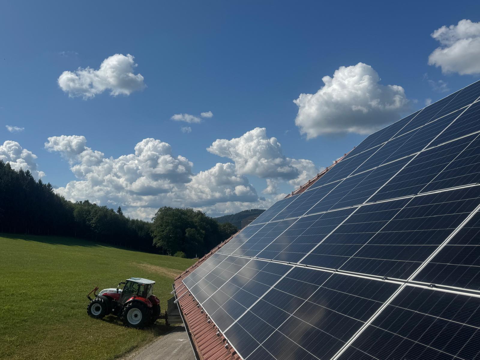 Photovoltaikanlage auf einem Hausdach in Behamberg mit Traktor davor