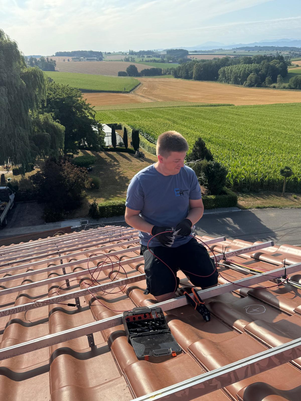 Elektrotechniker konfektioniert Solarkabel auf einem Dach