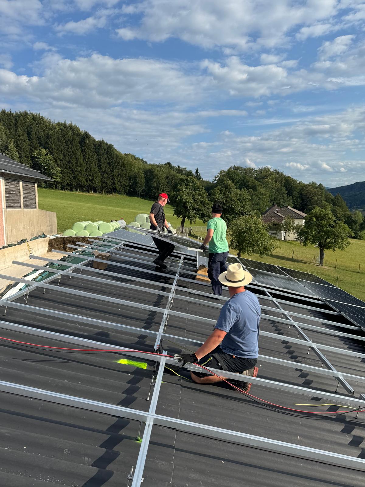 Team bei der PV-Montage auf einem Trapezblechdach
