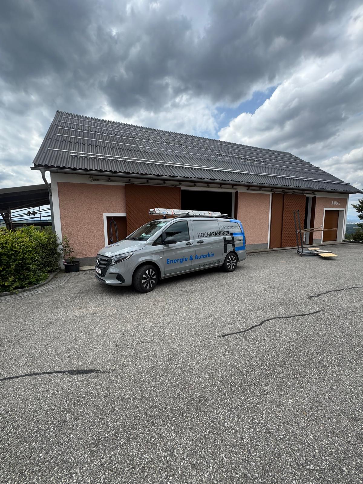 Großflächige Photovoltaik-Dachanlage während der Montage