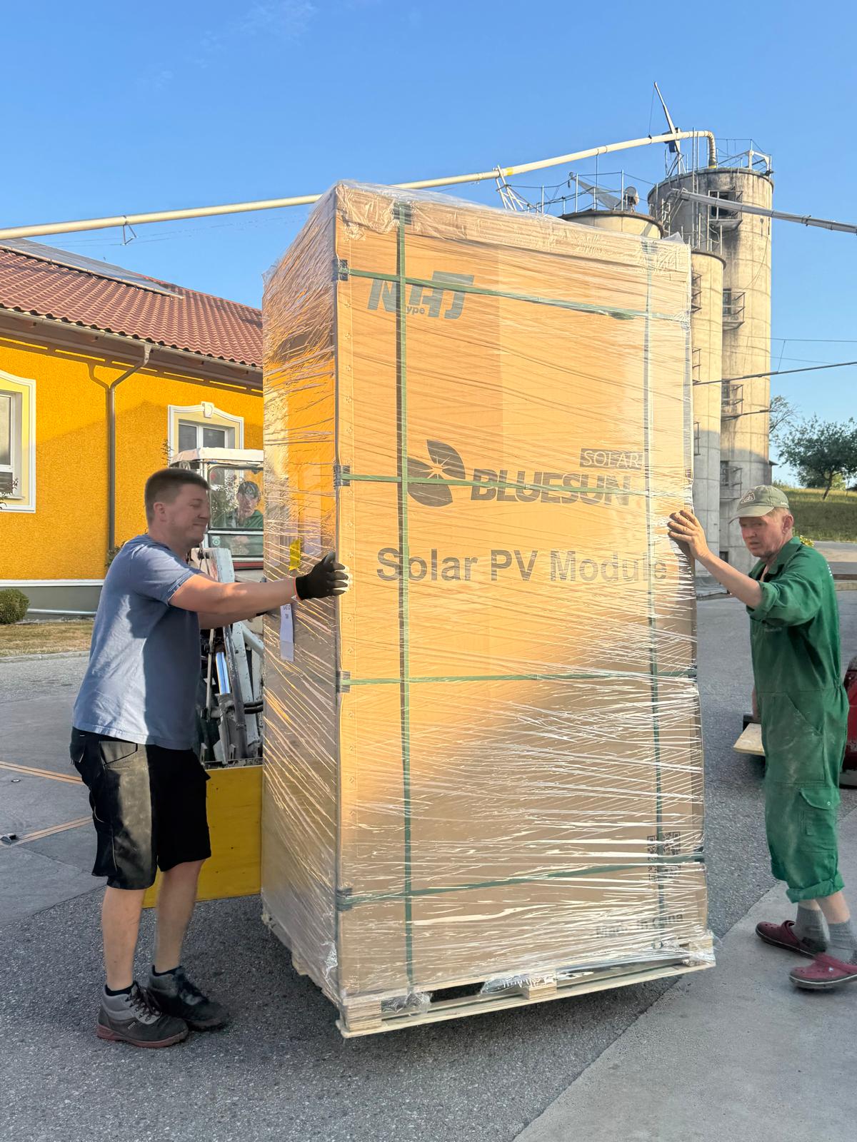 Anlieferung einer Palette mit Solarmodulen am Hof